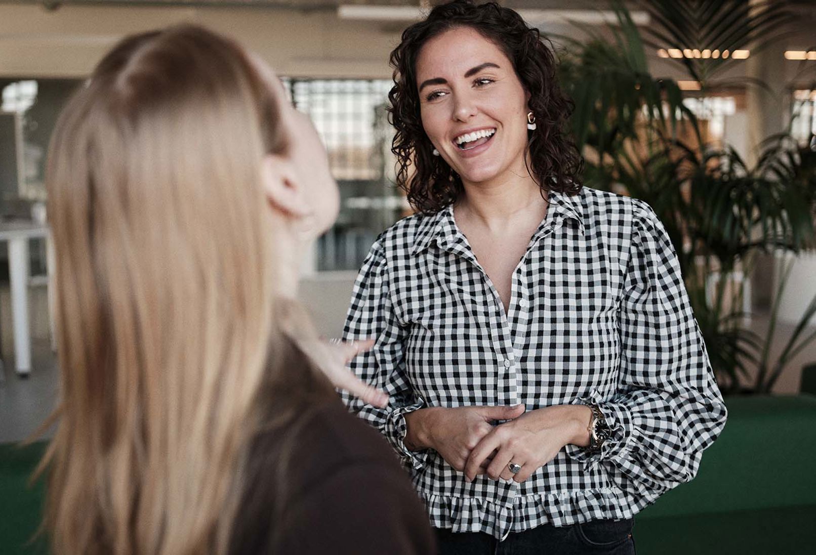 2 Moment medarbejdere snakker på kontor