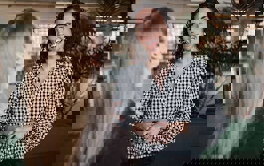 2 Moment medarbejdere snakker på kontor