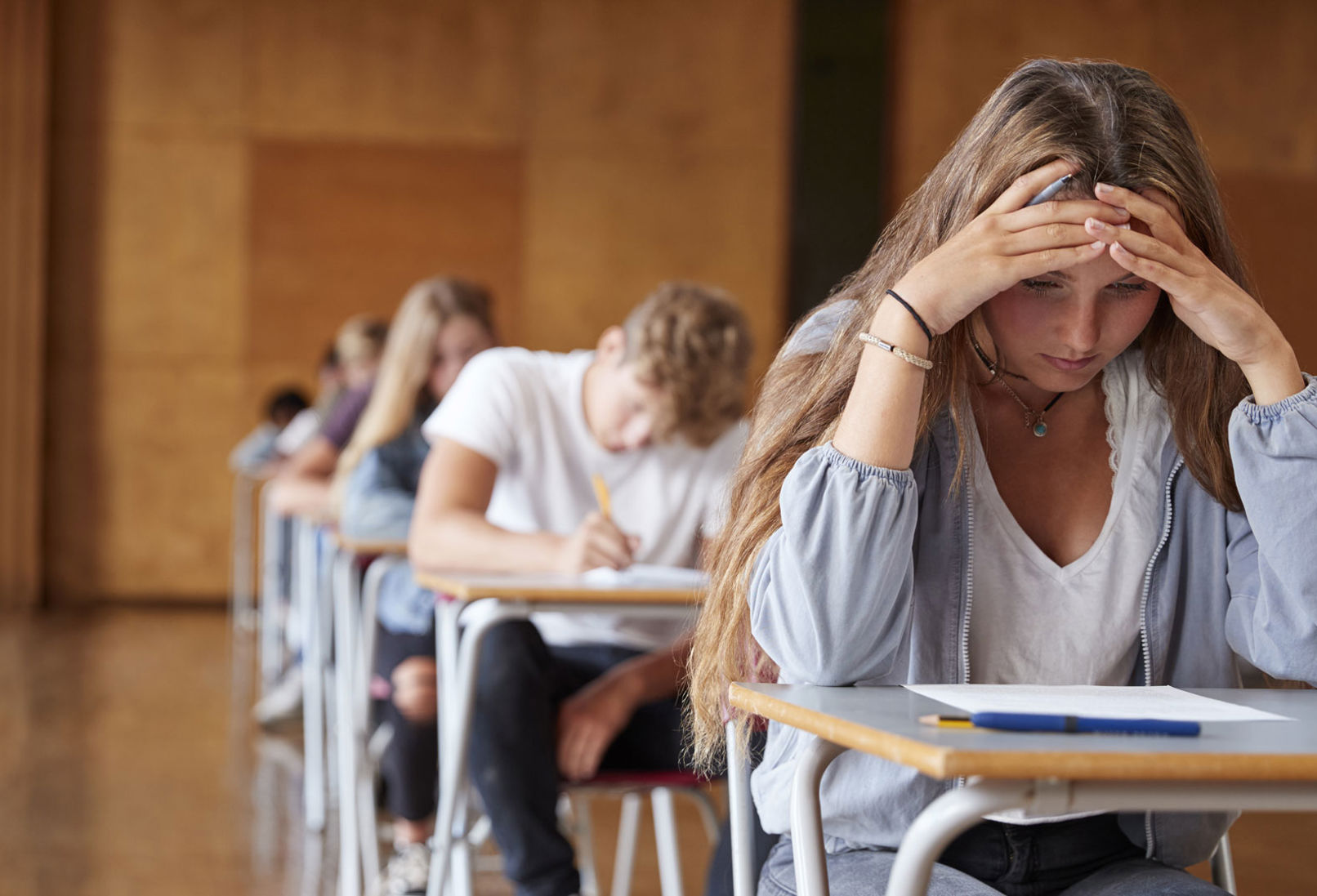 pige frustreret under eksamen i skole