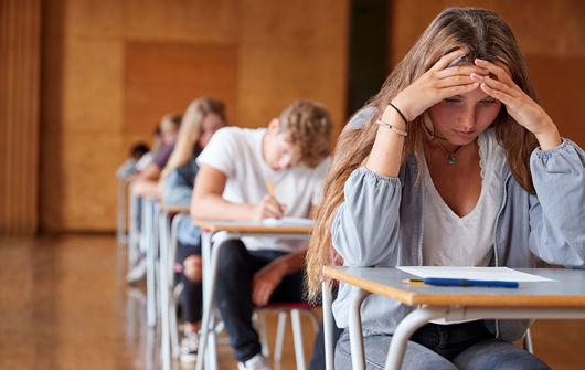 pige til eksamen i skolelokale